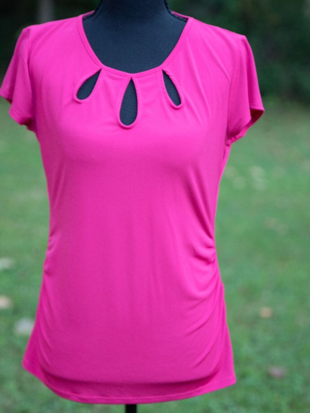 Bright pink women's short-sleeve top decorative teardrop cut-outs Size Small